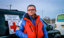 Video: Man Shuttles Ukrainian Refugees Across Border to Poland
