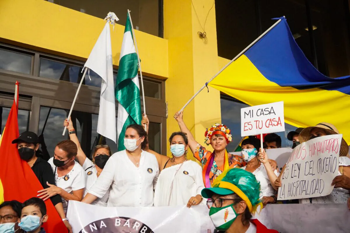 Bolivian citizens and Ukrainian expatriates wait for the arrival of deported refugees Mykhailo Karpenko and Oksana Karpenko in Santa Cruz, Bolivia on March 13, 2022. (Cesar Calani/The Epoch Times)
