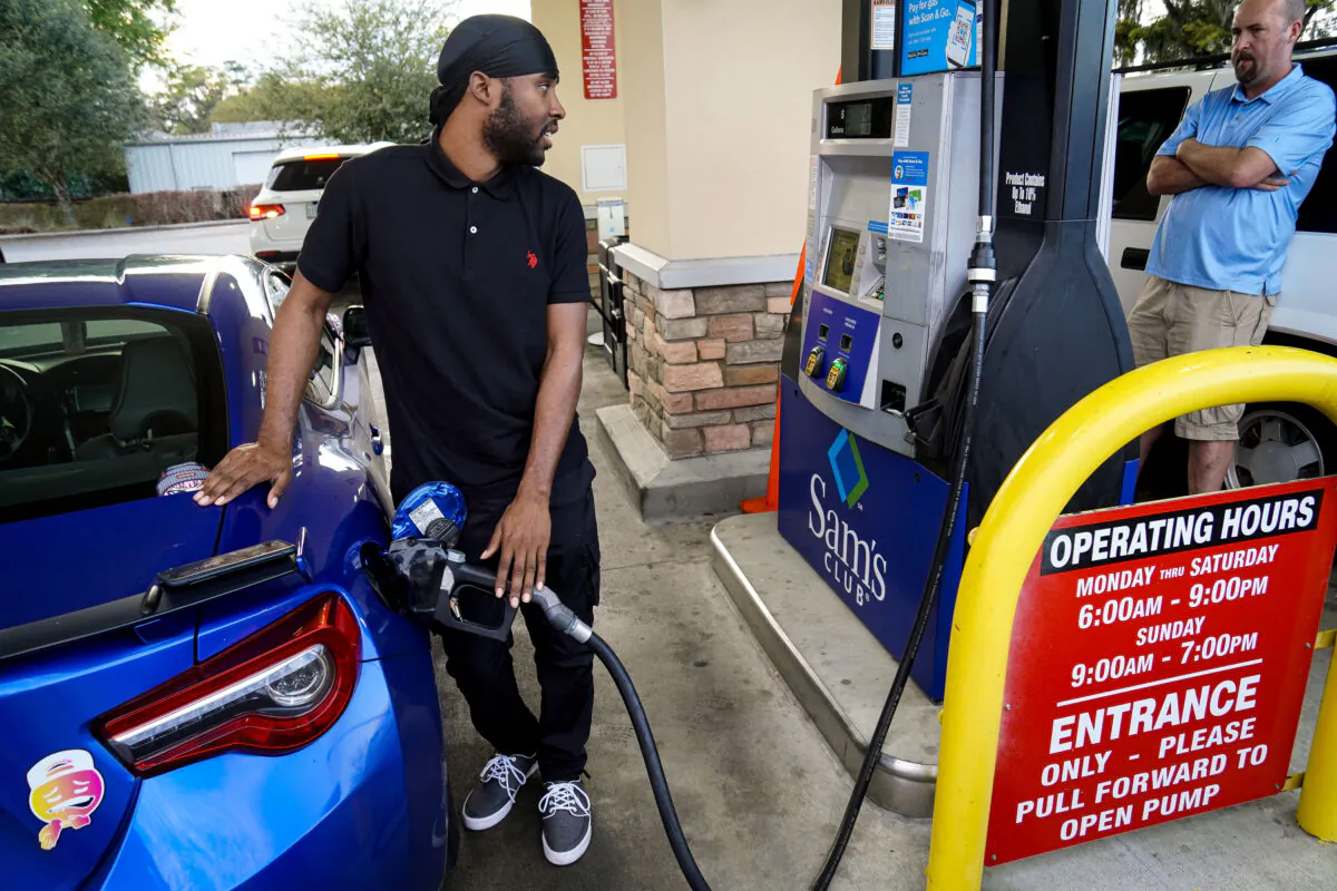 Uber driver Zephrin Green fills up at a Sam's Club in Gainesville, Fla., on March 10. (Nanette Holt/The Epoch Times)
