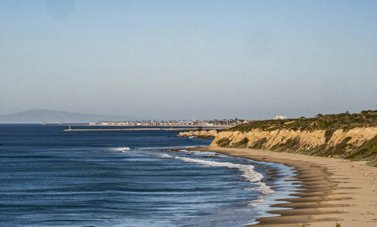Looking north along Crystal Cove beach in Newport Beach, Calif., on Feb. 10, 2022. (John Fredricks/The Epoch Times)
