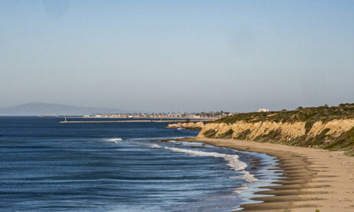 Looking north along Crystal Cove beach in Newport Beach, Calif., on Feb. 10, 2022. (John Fredricks/The Epoch Times)