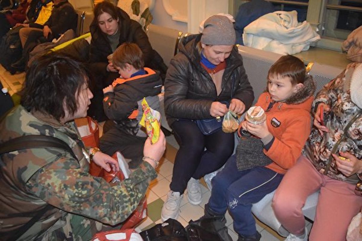 Chinese Man Helping Refugees at Border Town Joins Ukrainian International Legion - Vimarsana News