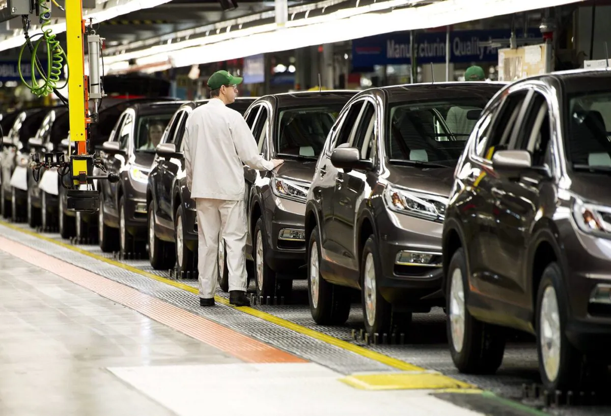 Workers inspect vehicles and work on the assembly line at Honda of Canada Mfg. Plant 2 in Alliston, Ont., on March 30, 2015. (The Canadian Press/Nathan Denette)