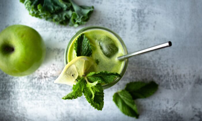 The Secret to Making Delicious Green Juices (+Recipe)