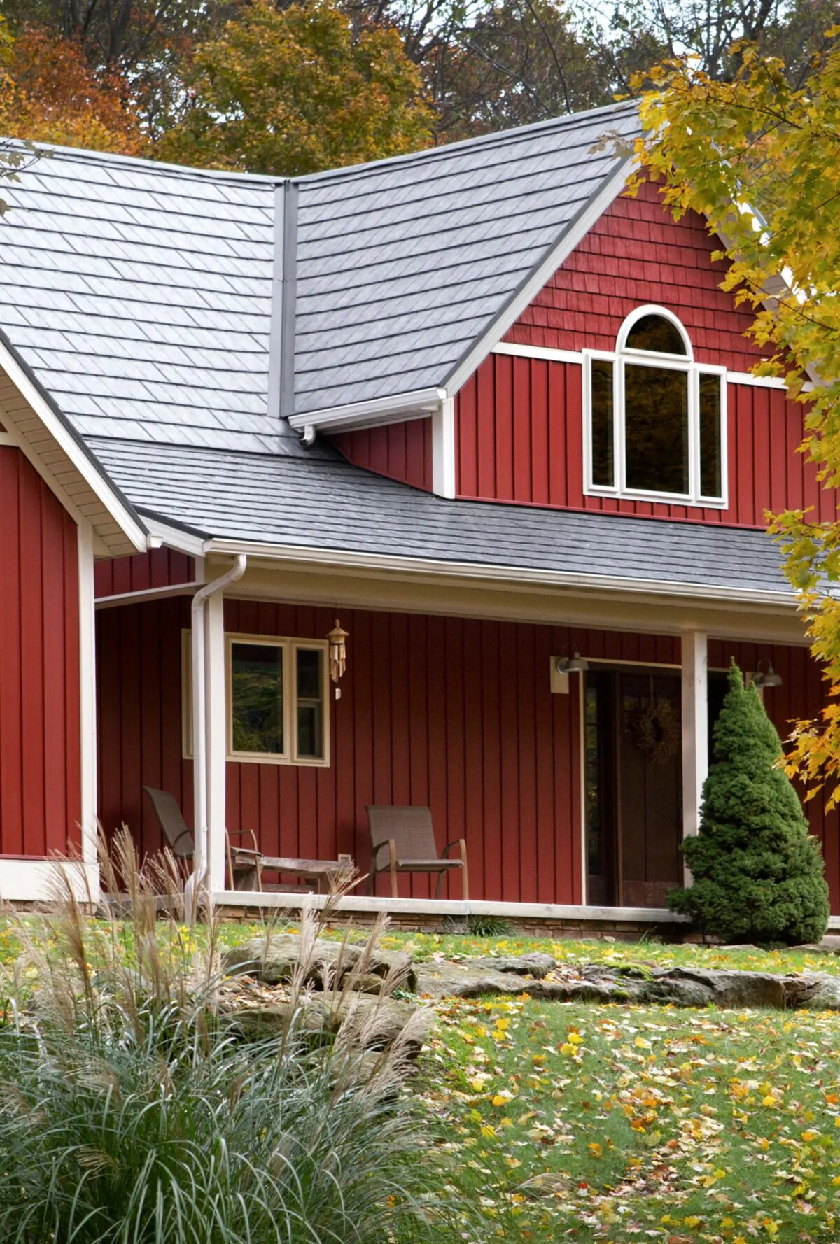 Farmhouse style represents a total intersection of beauty and practicality, many are embracing this traditional look today.