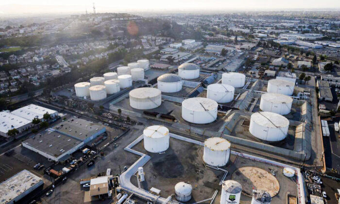 Oil storage containers are seen, amid the coronavirus disease (COVID-19) pandemic, in Los Angeles, Calif., on  April 7, 2021. (Lucy Nicholson/Reuters)