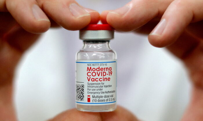 The pharmacist holds a vial of the Moderna coronavirus disease (COVID-19) vaccine on February 17, 2021 in West Haven, Connecticut, USA.  (Reuters / Mike Seger)
