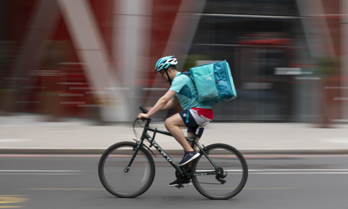 A Deliveroo rider near Victoria station in London  on March 31, 2021. ( Dan Kitwood/Getty Images)
