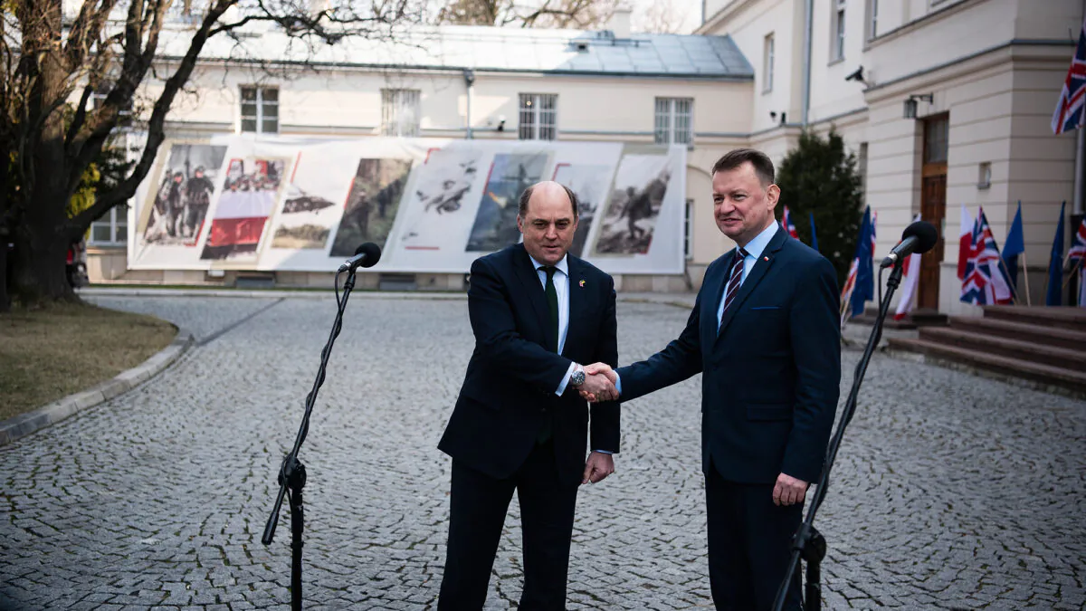 UK Defence Secretary Ben Wallace (L) and Poland's Defence Minister Mariusz Blaszczak at a joint press conference in Warsaw, Poland, on March 17, 2022. (Ministry of Defence)