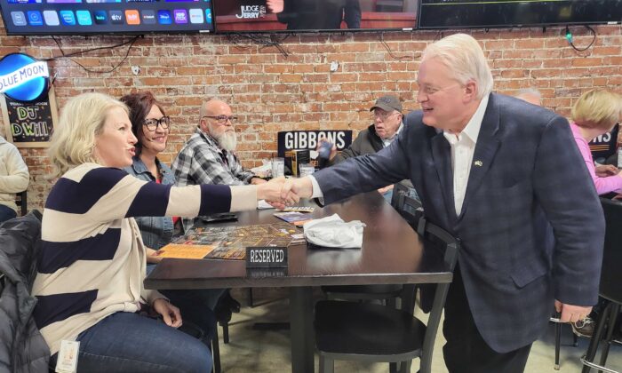 俄亥俄州共和党参议员候选人迈克·吉本斯在 2 月份的一次见面会上与选民交谈。  （由 Mike Gibbons 的 Facebook 页面提供）
