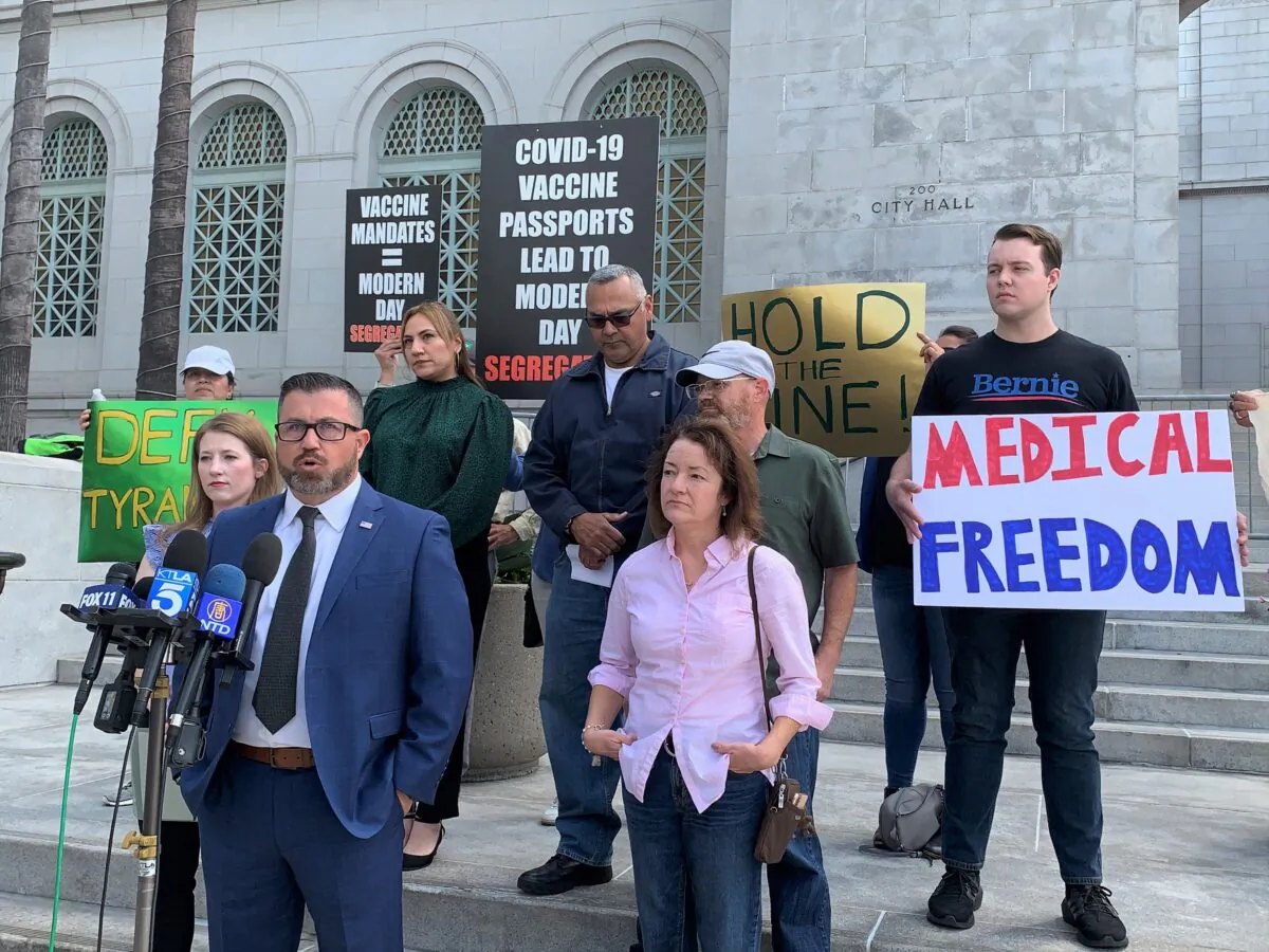 Los Angeles police officers and city employees protest against the city's vaccine mandate at the Los Angeles City Hall on March 17, 2022. (Linda Jiang/The Epoch Times)