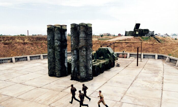 File photo showing Ukrainian soldiers rushing to the Soviet-made S-300 anti-missile defense system during training, in Crimea, Ukraine, on July 2, 1995. (Valery Solovjev/AFP via Getty Images)