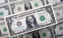 Dollar Roars to Two-Year High on Growth Fears and Rate Bets