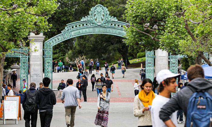 Students walk through Sproul Plaza on the University of California–Berkeley campus in Berkeley, Calif., on April 23, 2012. (Justin Sullivan/Getty Images)