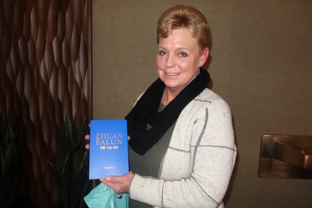 Dance instructor Teri McKinney and her new copy of Zhuan Falun at the Shen Yun performance in Reno, March 19. (Gary Wang/Epoch Times)