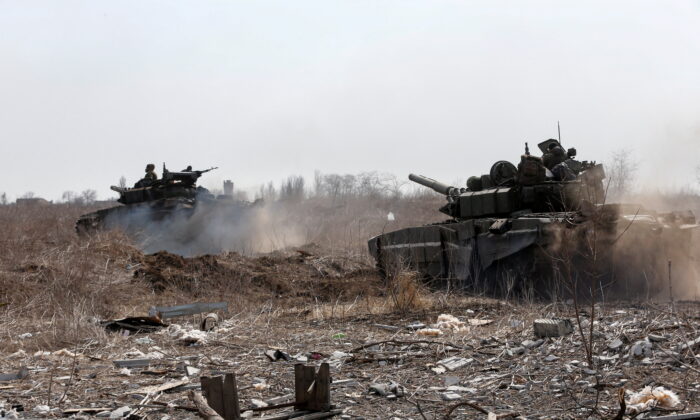 Członkowie służby wojsk prorosyjskich są widziani na szczycie czołgów podczas konfliktu ukraińsko-rosyjskiego na obrzeżach oblężonego południowego miasta portowego Mariupol na Ukrainie, 20 marca 2022 r. (Alexander Ermochenko/Reuters)