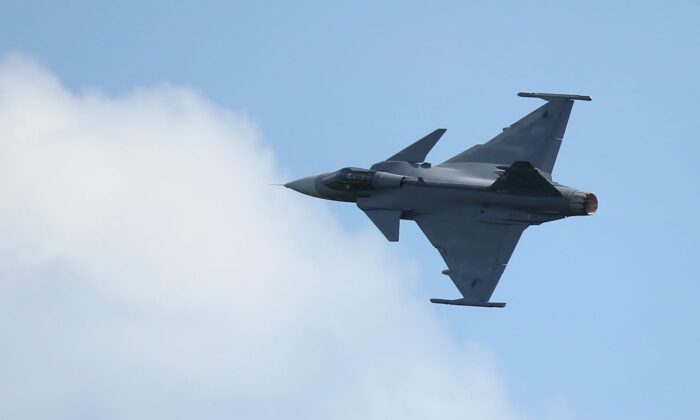 A Saab JAS-39 Gripen jet fighter of the Czech air force flies at the ILA 2014 Berlin Air Show  in Schoenefeld, Germany, on May 21, 2014. (Sean Gallup/Getty Images)