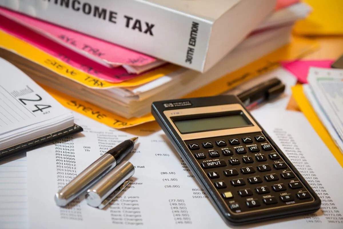 A photo shows a working desk of an accountant. (Pixabay)