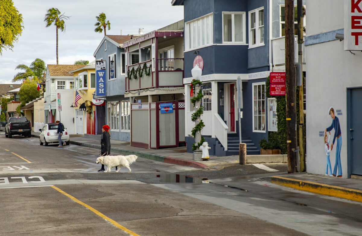 NextImg:Newport Beach Advances Ban on Fractional Homeownerships in Residential Areas