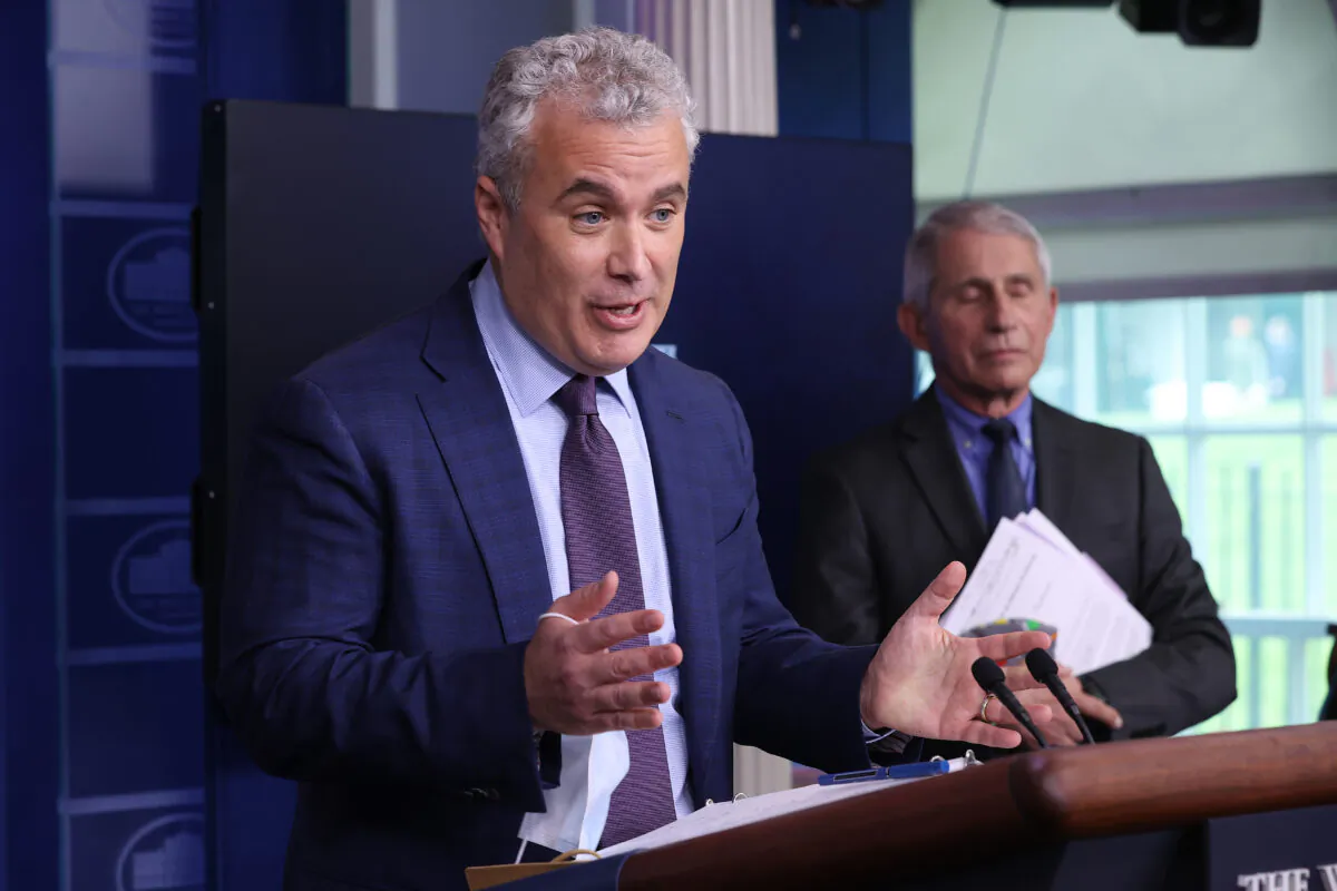 Then White House COVID-19 response coordinator Jeffrey Zients speaks to reporters with Dr. Anthony Fauci in Washington in a file image. (Chip Somodevilla/Getty Images)