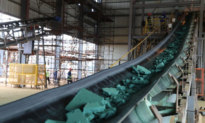 2018 年 2 月 16 日，刚果民主共和国卢本巴希的一家工厂经过第一次改造后，一条传送带运载着大块的原钴。（Samir Tounsi/法新社来自 Getty Images）