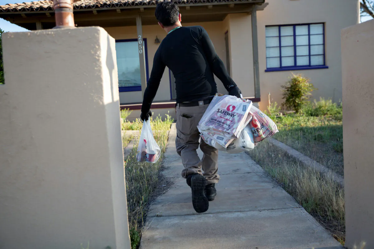 Instacart employee Eric Cohn, 34, delivers groceries to a residence  in Tucson, Arizona, on April 4, 2020. (Cheney Orr/Reuters)