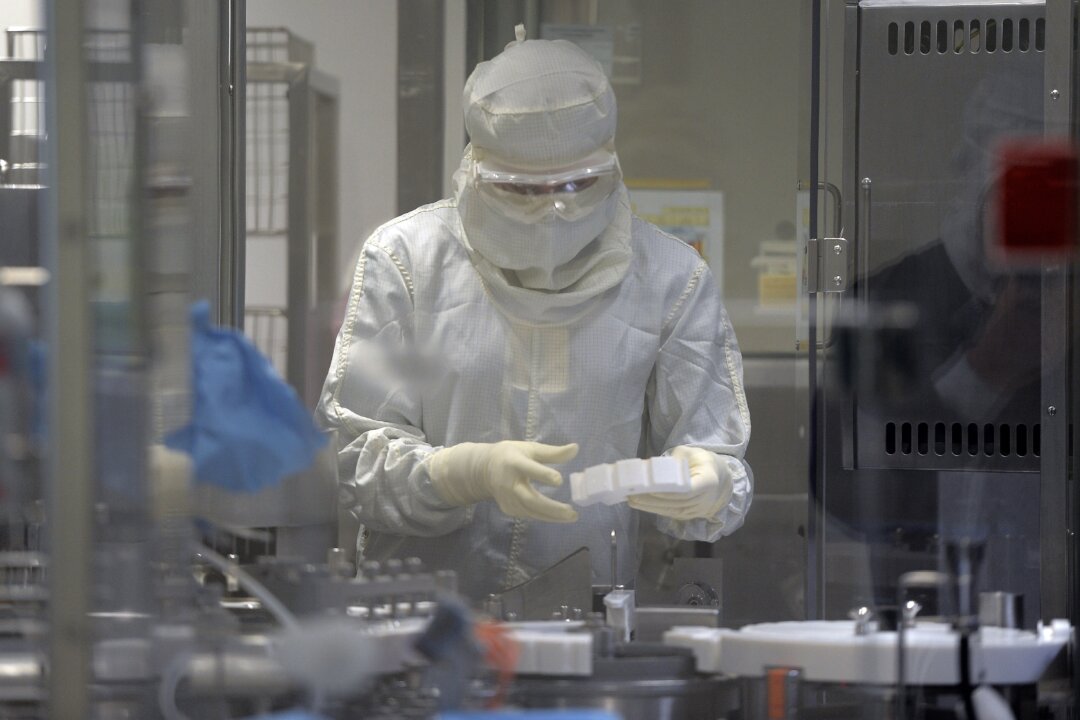 An employee works in an unit dedicated to the production of insulin pens at the factory of the U.S. pharmaceutical company Eli Lilly in Fegersheim, eastern France, on Oct. 12, 2015.  (Frederick Florin/AFP via Getty Images)