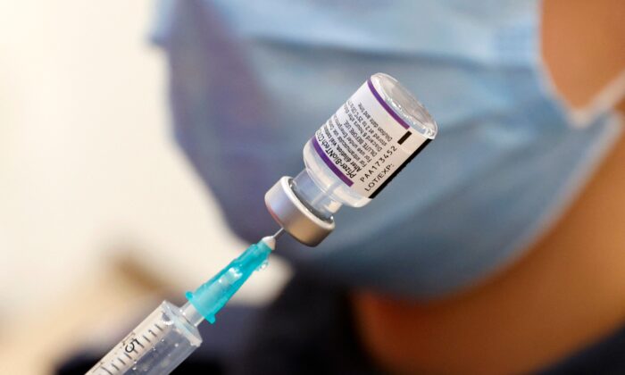 Un medico prepara una dose del vaccino Pfizer-BioNTech COVID-19 a Netanya, in Israele, il 5 gennaio 2022. (Jack Guez/AFP tramite Getty Images)