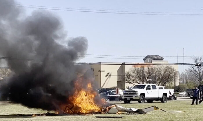 A helicopter crashes and bursts into flames in Rowlett, Texas, on March 25, 2022, in a still from video. (Courtesy of @PittmanMediaGroup/Screenshot via The Epoch Times)