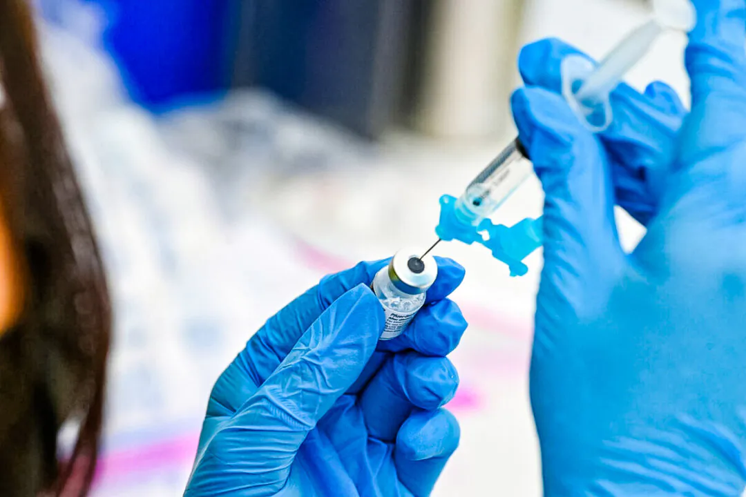A health care worker fills a syringe with Pfizer's COVID-19 vaccine in an undated file image. (Robyn Beck/AFP via Getty Images)