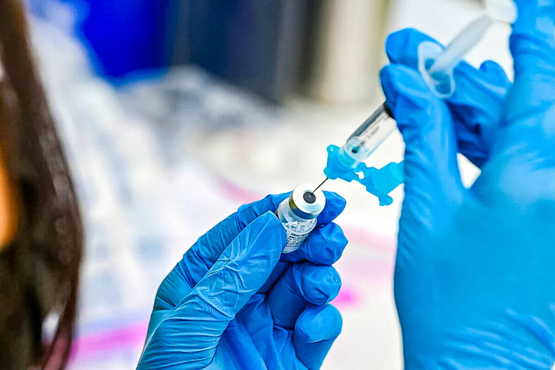 A health care worker fills a syringe with Pfizer's COVID-19 vaccine in a file image. (Robyn Beck/AFP via Getty Images)