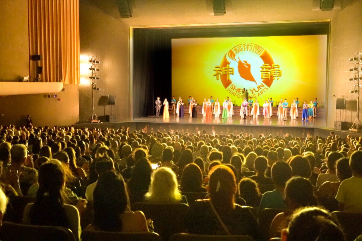 Shen Yun Performing Arts International Company's curtain call at Honolulu's Blaisdell Concert Hall, on March 26, 2022. (NTD)