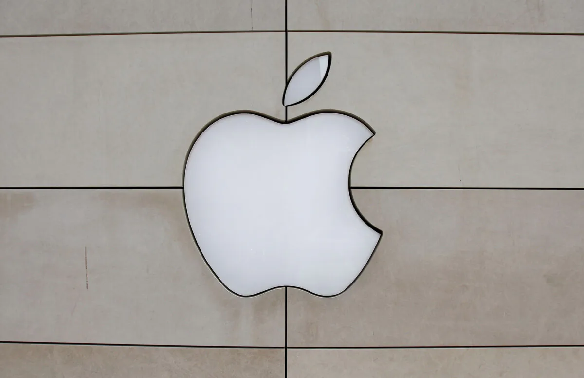 The apple logo hangs outside the Apple retail store along the Magnificent Mile in Chicago on June 17, 2010. (Scott Olson/Getty Images)