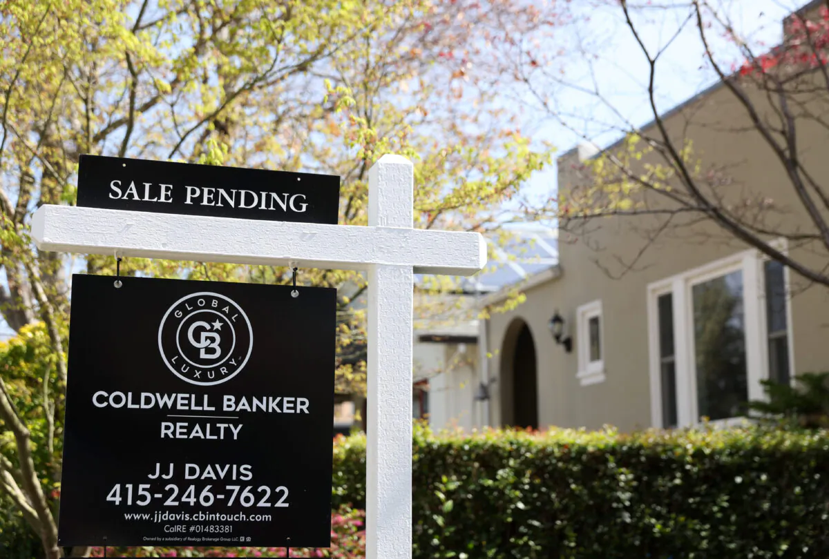 A sale pending sign in front of a home in San Anselmo, Calif., on March 18, 2022. (Justin Sullivan/Getty Images)