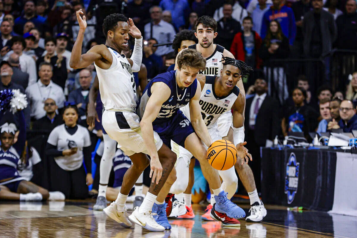 Doug Edert #25 of the St. Peter's Peacocks runs for a loose ball as Jaden Ivey #23 and Eric Hunter Jr. #2 of the Purdue Boilermakers defend in the second half of the game in the Sweet Sixteen round game of the 2022 NCAA Men's Basketball Tournament at Wells Fargo Center, in Philadelphia, on March 25, 2022 . (Tim Nwachukwu/Getty Images)