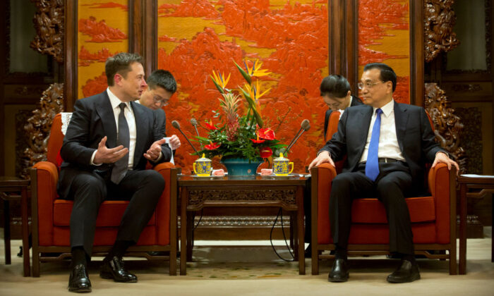 Tesla CEO Elon Musk (L) speaks to Chinese Premier Li Keqiang during a meeting at the Zhongnanhai leadership compound in Beijing on Jan. 9, 2019. (Mark Schiefelbein/AFP via Getty Images)