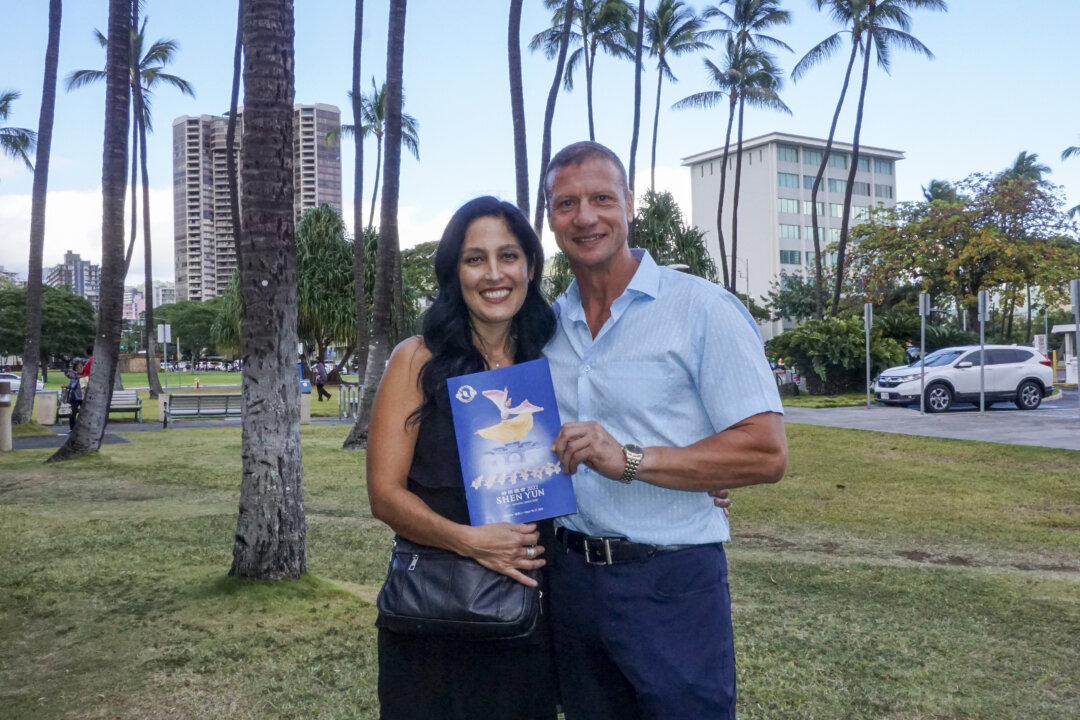 Army Major Alexei Fainblout and his wife, Jodi, at the Shen Yun performance in Honolulu on March 27, 2022. (Nancy Ma/ The Epoch Times)