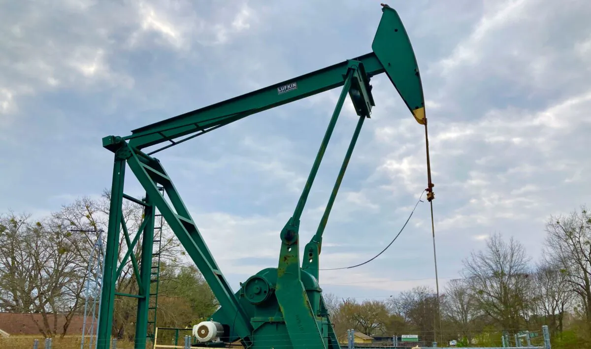 Texas Oil and Gas Association president Todd Staples said, "Texas Oil Can Lead the Way," at the TXOGA Energy Summit in Tyler, Texas, March 23. (Patrick Butler/The Epoch Times)
