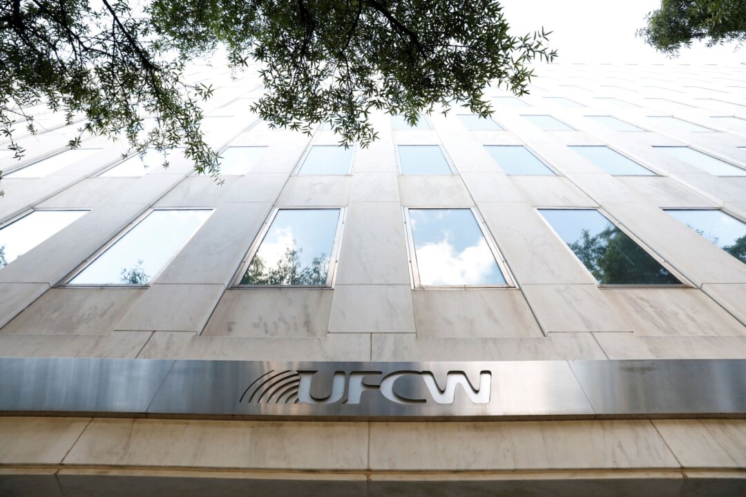 Grocery Workers Vote to Strike If Needed in Southern California for Higher Wages