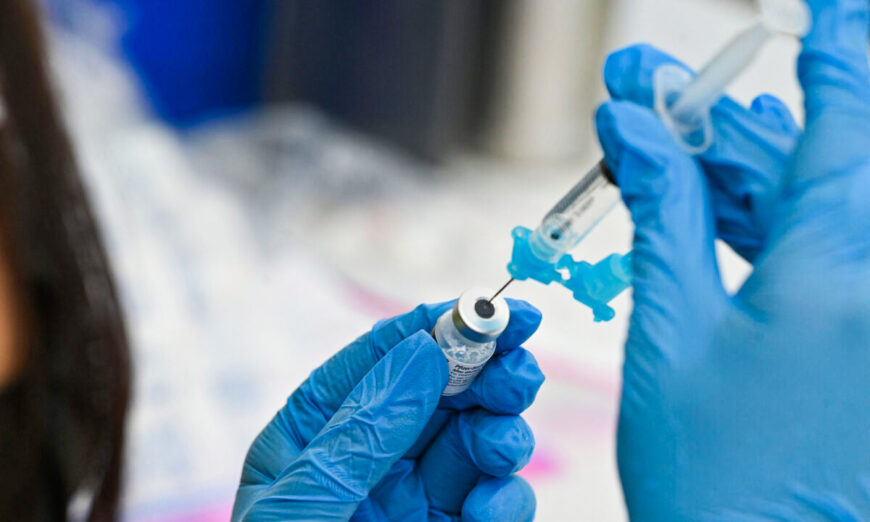 A healthcare worker fills a syringe with Pfizer's COVID-19 vaccine in a file image. (Robyn Beck/AFP via Getty Images)
