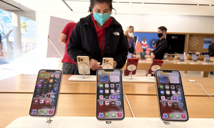 New iPhone 13s are displayed at an Apple store in Corte Madera, CA on Jan. 27, 2022.  (Justin Sullivan/Getty Images)