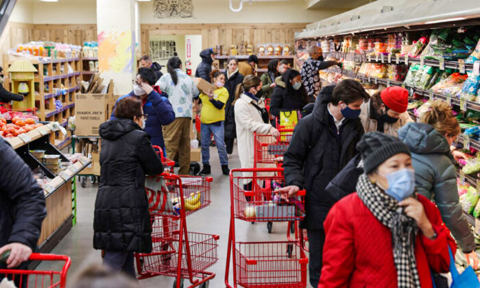 People shop in a grocery store in Manhattan, New York City, on March 28, 2022. (Andrew Kelly/Reuters)