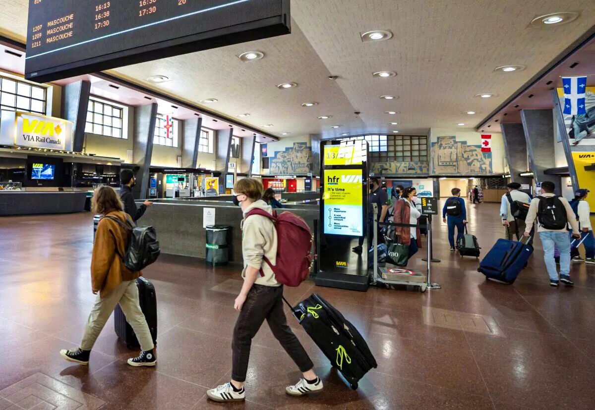 Passengers arrive at Central Station in Montreal on Oct. 6, 2021. On the same day, the federal government announced that the core federal public service as well as employees in the federally regulated air, rail, and marine transportation sectors, along with passengers, must be fully vaccinated against COVID-19 by the end of October 2021. (The Canadian Press/Ryan Remiorz)