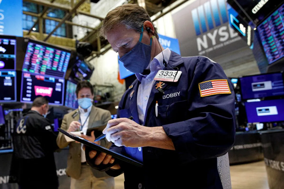 Traders work on the floor of the New York Stock Exchange (NYSE) in New York, on Jan. 10, 2022. (Brendan McDermid/Reuters)
