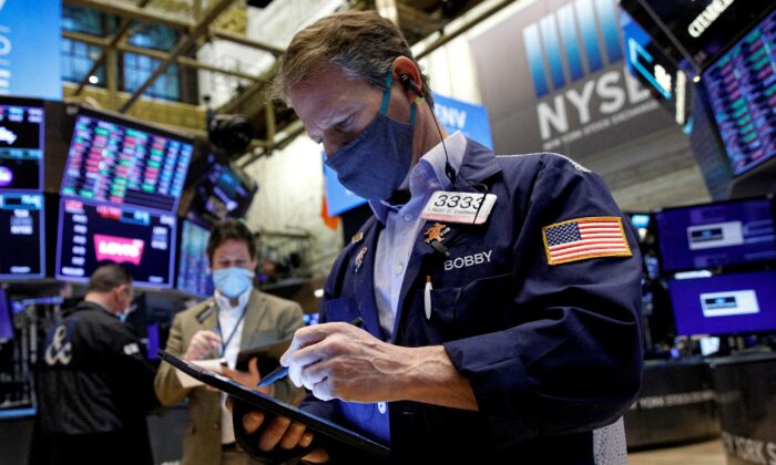 Traders work on the floor of the New York Stock Exchange (NYSE) in New York, on Jan. 10, 2022. (Brendan McDermid/Reuters)