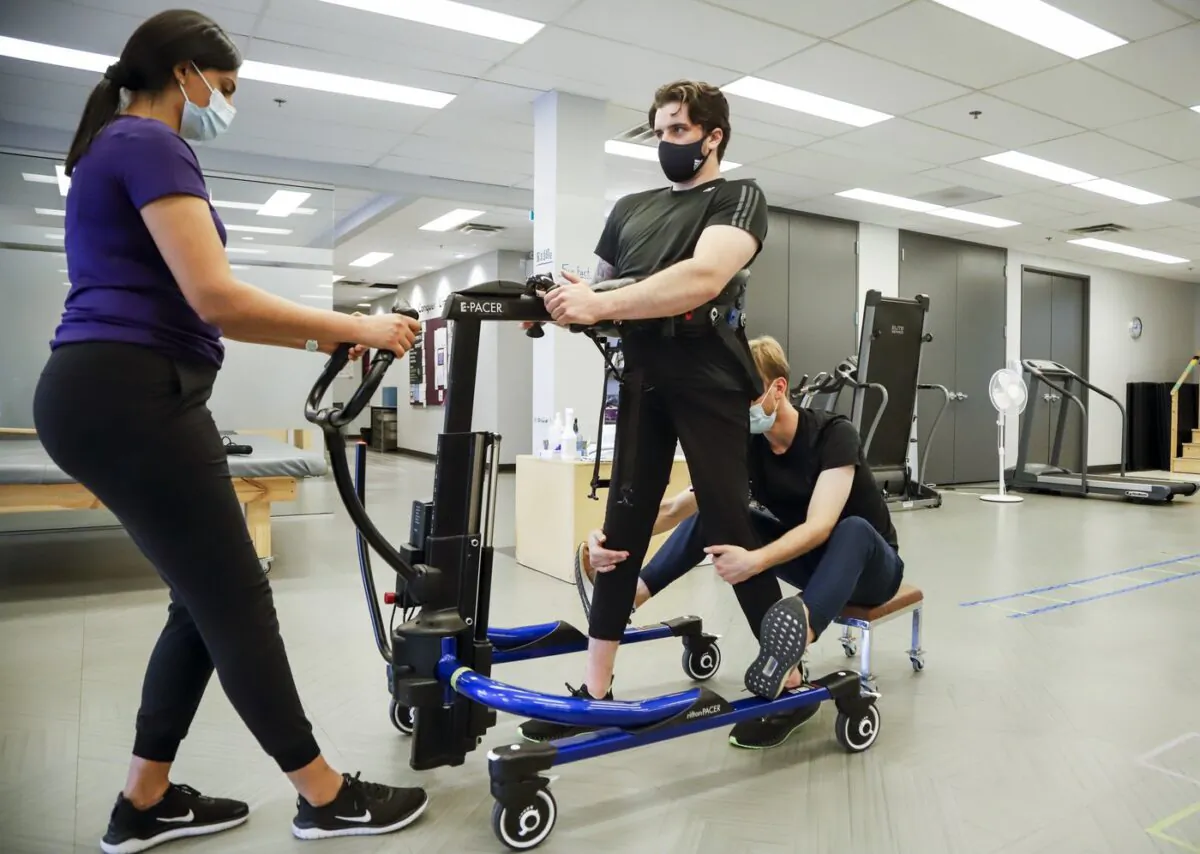 Humboldt Broncos bus crash survivor Ryan Straschnitzki attends a physiotherapy session in Calgary, Alta., Sept. 28, 2021. (The Canadian Press/Jeff McIntosh
Jeff McIntosh)