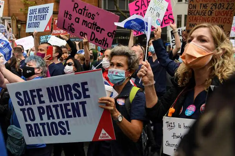 Nurses demanded to have a mandated nurse-to-patient ratios and a pay rise of 4.75 per cent. (AAP Image/Bianca De Marchi)