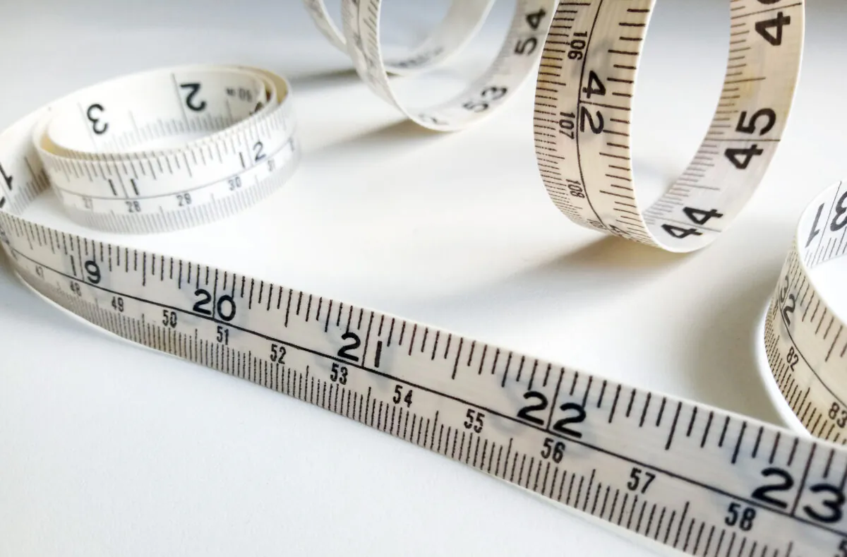 A tape measure in both inches and centimeters. (Kat Piper/The Epoch Times)