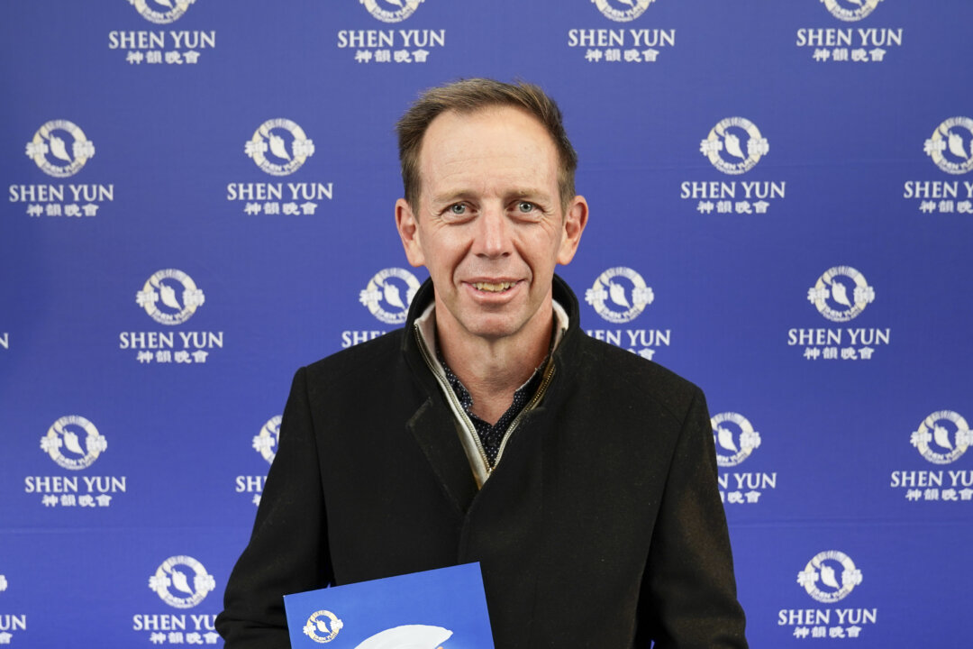 ACT Attorney-General Shane Rattenbury attends Shen Yun Performing Arts at the Canberra Theatre in Australia on April 1, 2022. (Frank Yu/NTD)