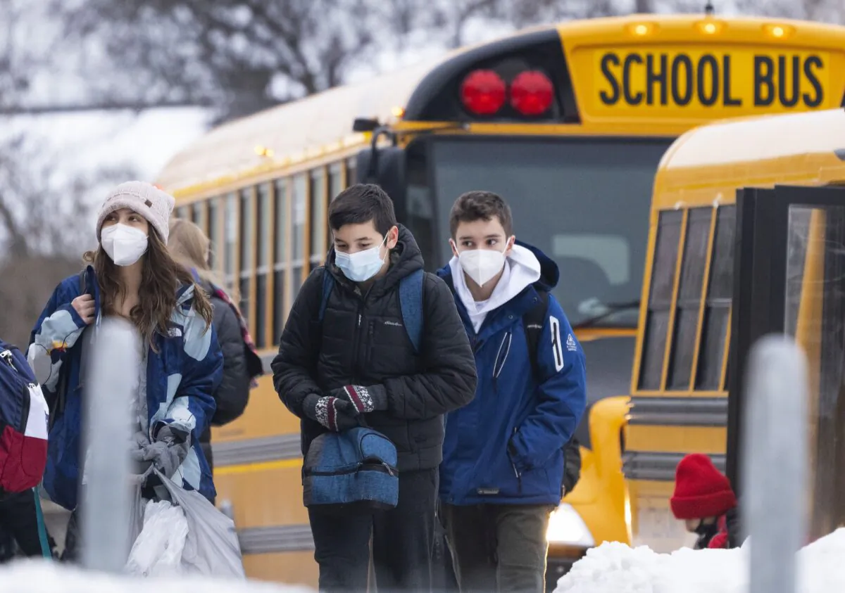 Students arrive for in-class learning at an elementary school in Mississauga, Ont., on Jan. 19, 2022. (The Canadian Press/Nathan Denette)